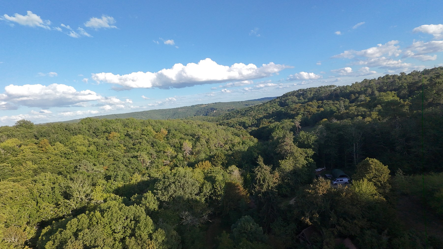 Panorama sur la vallée boisée du Périgord noir qui entoure l’auberge.